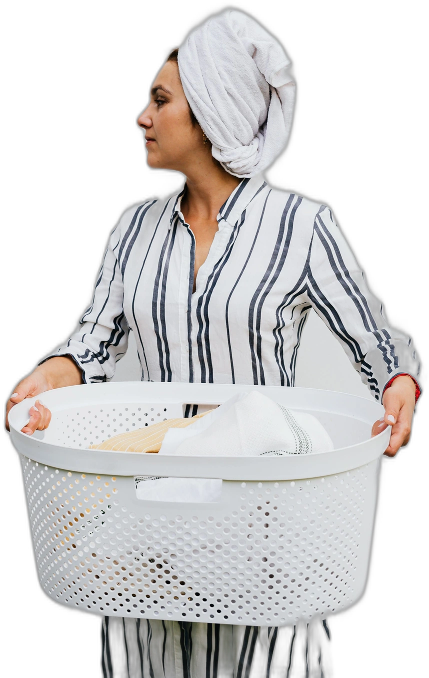 Model ilustratif membawa keranjang pakaian; bukan staf Bening Laundry